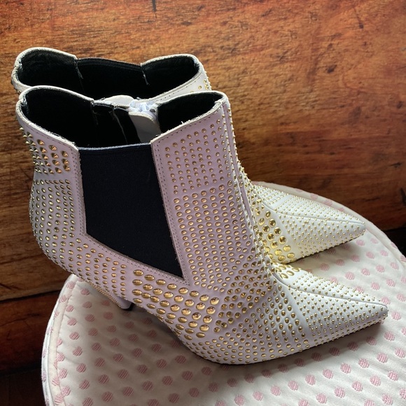 Jeffrey Campbell white and gold STUDD Booties Boots Size 7 New - Picture 3 of 9